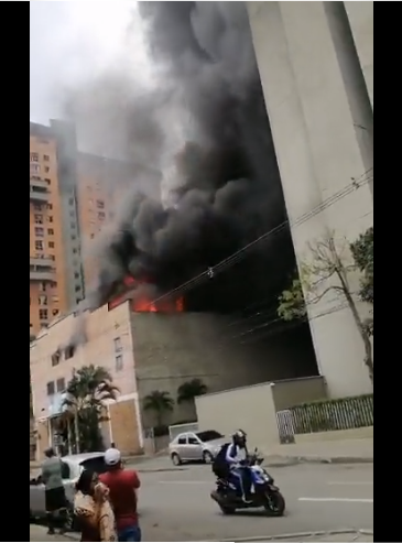 Fuerte Incendio en barrio de Medellín.