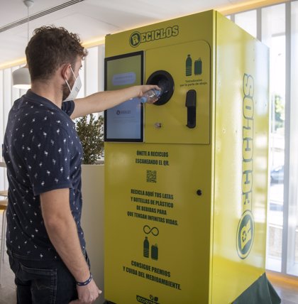 Ya es posible pagar el pasaje de transmilenio con botellas de reciclaje